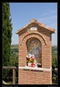  Roadside shrine, Tuscany, � Janet Zinn